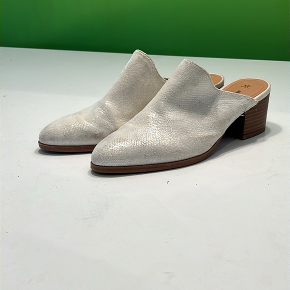 Johnston & Murphy slide on. White with a small amount of sparkle! - Picture 6 of 6